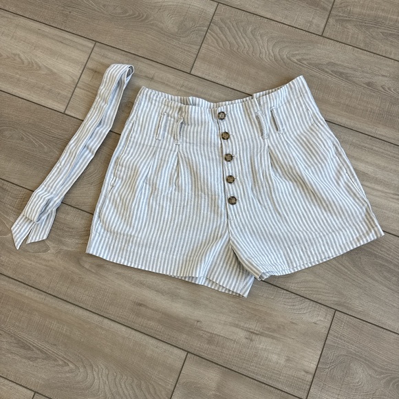 Abercrombie & Fitch Women's Blue and White Striped Shorts with Belt - Picture 4 of 8